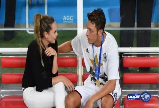 الألماني أوزيل يخون صديقته مع صديقة لاعب آخر