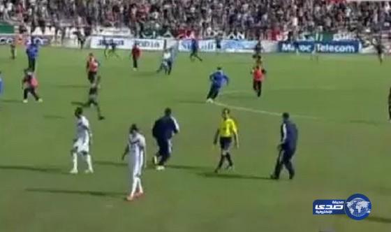 بالفيديو:شغب جماهيري وتوقف مباراة في الدوري المغربي بسبب اقتحام الجمهور الملعب