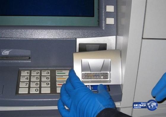 صينية تفكك ماكينة صرف آلي بعد أن ابتلعت بطاقتها