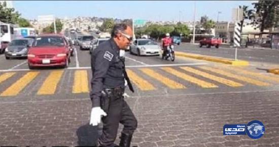 شرطي مكسيكي يرقص أثناء تنظيم المرور