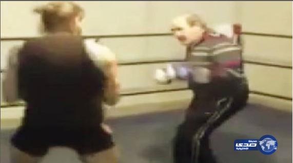 بالفيديو.. مسن يطرح شاباً تحداه في الملاكمة في 20 ثانية