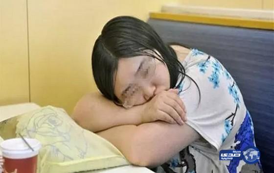 فتاة صينية تسكن في مطعم &#8220;كنتاكي&#8221; أسبوعاً بسبب حبيبها