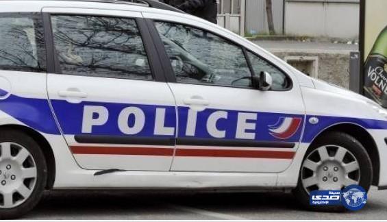 ضابط يضع بقايا جثة امرأة بثلاجة طعام الشرطة