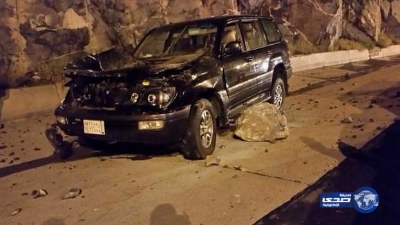 بالصور:نجاة عائلة سقطت صخرة على سيارتهم تحت جبل الهدا