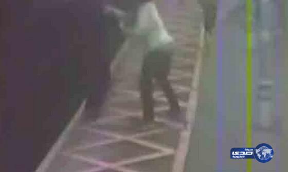 بالفيديو : لحظة قيام شاب بدفع رجل أعمى إلى خط القطار