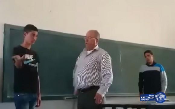 بالفيديو.. معلم فلسطيني يعاقب طلاب «راسبين» بطريقة وحشية