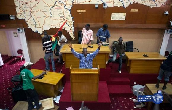 متظاهرون يقتحمون مبنى التلفزيون و البرلمان في بوركينا فاسو