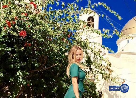 رولا سعد تقوم بلقطات إغراء أمام كنيسة احدثت جدلاً في لبنان