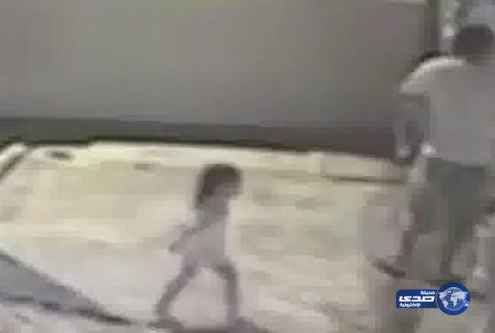 بالفيديو : أب يترك ابنته الصغيرة ويهرب بعد تعرضه لسطو مسلح