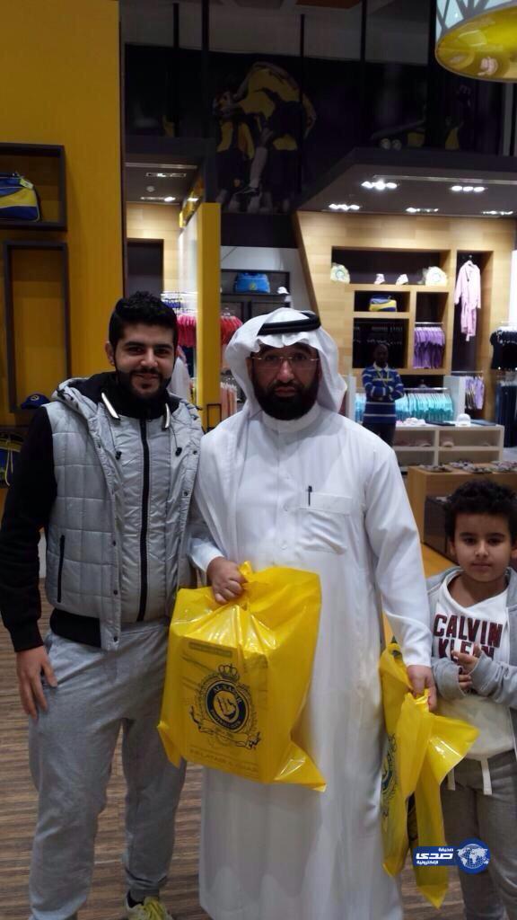 مدير لجنة الأحتراف وعضو مجلس إدارة الهلال السابق د/عبدالله البرقان في متجر النصر لشراء بعض منتجات النادي