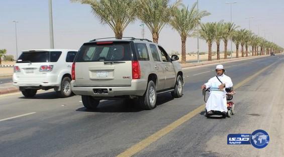 طالب “على كرسي متحرك” يقطع عشرات الكيلومترات يومياً ليكمل تعليمه “مثال على الاصرار والطموح”