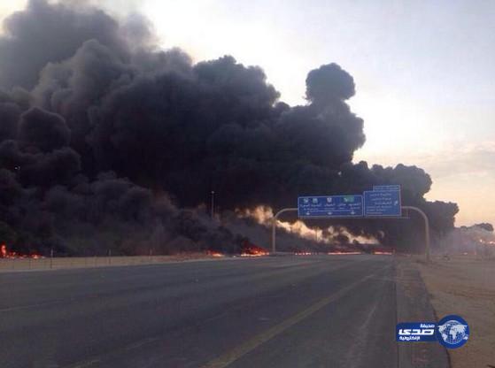 بالصور والفيديو :حريق ضخم في انبوب نفط يغلق طريق الرياض القصيم