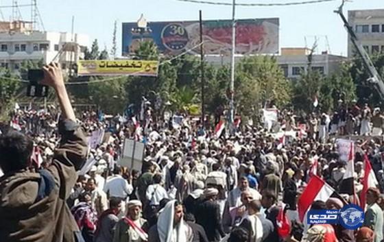 هتافات لصالح ونجله أحمد في صنعاء وتلويح بالأسلحة رفضاً للعقوبات