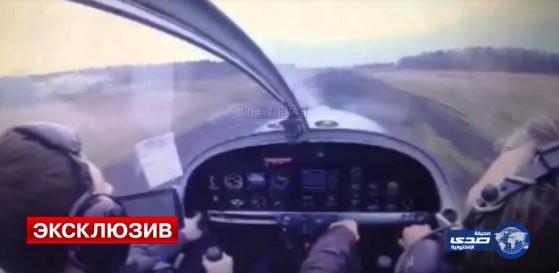بالفيديو:لحظة مروعة لتحطم طائرة خفيفة في روسيا