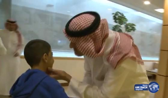 بالفيديو.. سلطان بن سلمان يلبي أمنية طفل من ذوي الاحتياجات بالتصوير معه