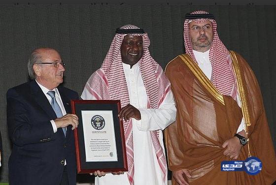 بلاتر يسلم ماجد عبدالله شهادة جينيس للأرقام القياسية