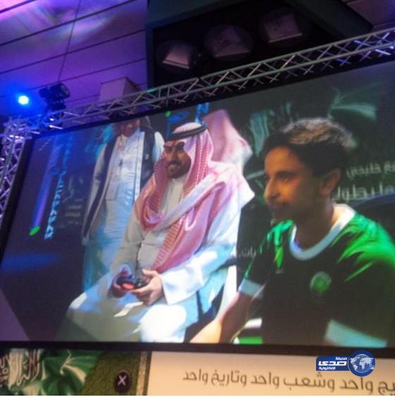 بالصور : أمير الرياض يلعب مباراة &#8220;بلايستيشن&#8221; ودية مع طفل