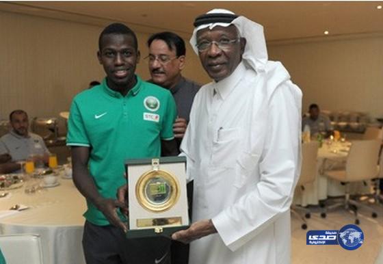 أحمد عيد يزور بعثة الأخضر ويكرم الخيبري