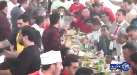 وجبة شعبية وسط الضجيج تجهز المنتخب اليمني لمواجهة الأخضر&#8221;فيديو&#8221;