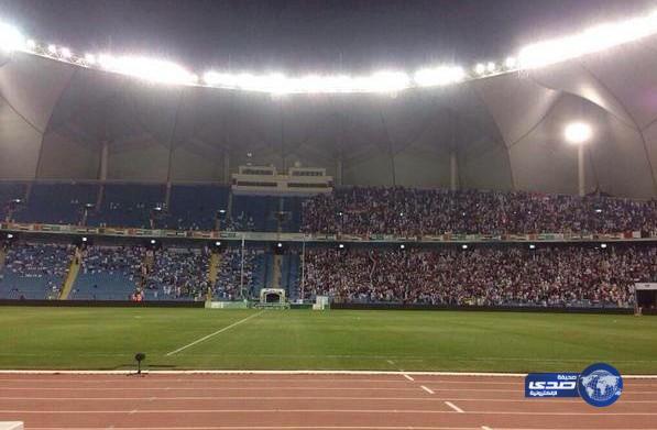 الجمهور اليمني يملأ مدرجات «الدرة» باكراً