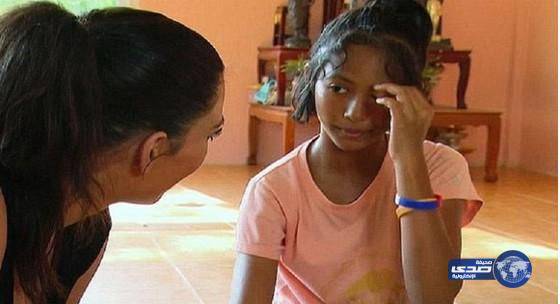 فتاة تايلندية فقيرة تصدم الملايين برفضها عرضا بالتبني من كيم كاردشيان