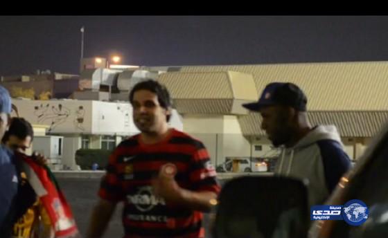 بالفيديو:مشجع كويتي يرتدي قميص &#8220;سيدني&#8221;نكاية في الهلاليين‎ في ليلة الخمسة العمانية