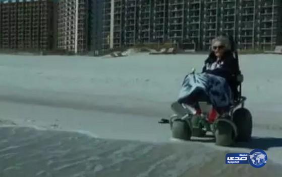بالفيديو: امرأة ترى البحر لأول مرة في حياتها قبل عيد ميلادها الـ 101