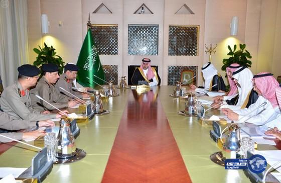أمير الرياض يجتمع بعدد من المسؤولين لمناقشة مخاطر الأمطار والسيول
