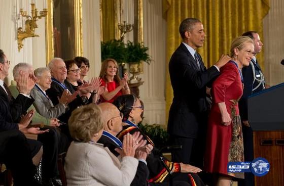 الرئيس الأمريكي باراك أوباما يقلد الممثلة ميريل ستريبث وسام الرئاسي للحرية بطريقة غير مناسبة