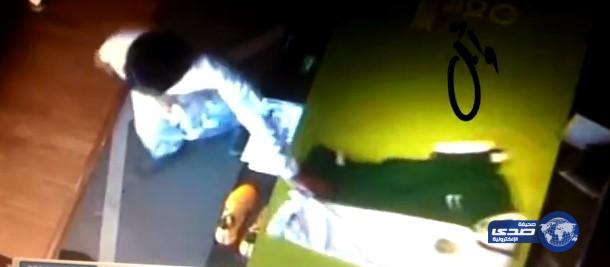 طالب يسرق تيشرت المنتخب السعودي من أحد محلات جدة (فيديو)