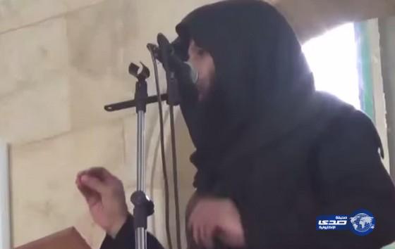 بالفيديو:لحظة اغتيال احد امراء “النصرة” على منبر مسجد