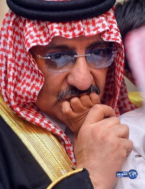 سمو وزير الداخلية يقبل يد سلطان نجل الشهيد محمد العنزي رحمه الله خلال زيارته لذوي الفقيد