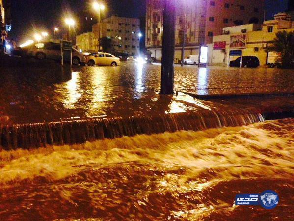 بالفيديو والصور.. أمانة جدة تغلق نفق &#8220;السبعين&#8221; بعد أن غمرته مياه الأمطار