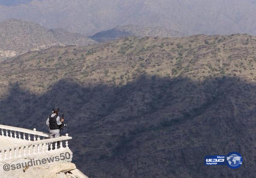 صورة لعسكري من حرس الحدود في أعلى نقطة فوق جبل على الحدود السعودية مع اليمن ( اللهم أحفظ بلادنا من كل سوء)