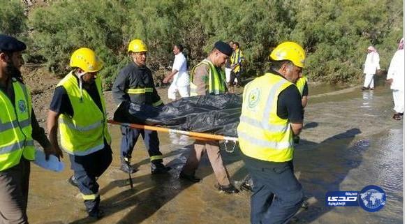 انتشال جثث شاب وطفلين جرفتهم سيول وادي حقل