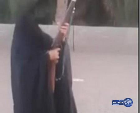 بالفيديو.. سعودية تطلق النار ابتهاجاً بعودة ابنها من رحلة علاجية