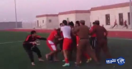 بالفيديو: مضاربة جماعية بين رجال الأمن ولاعبي فريق “الانطلاق” بالقريّات