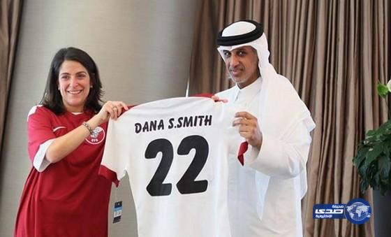 بالصور:السفيرة الأميركية في الدوحة تهنئ قطر بـ”خليجي 22″ بفانيلة العنابي