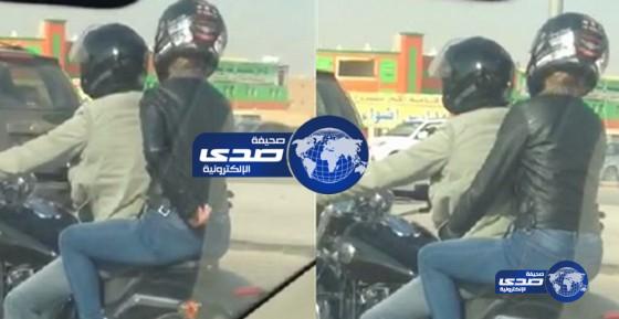 بالفيديو: فتاة بملابس رجالية راكبة على دباب ورايحة ثمامة الرياض تتمشى !!