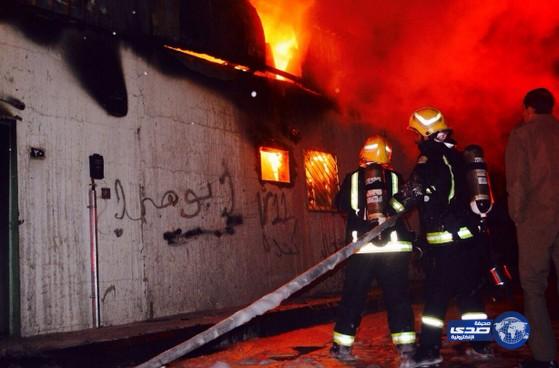 مدني عرعر يخمد حريقا شب باحد المستودعات (صور)
