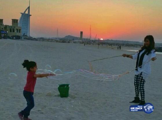 لجين عمران تلاعب اخته الصغرى على شاطئ الجميرا