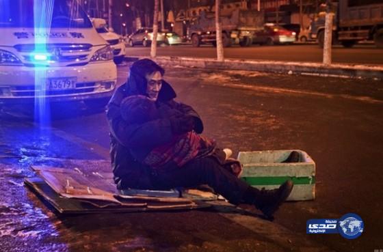بالصور:صيني يعانق زوجته «المتوفاة» ساعتين في الشارع