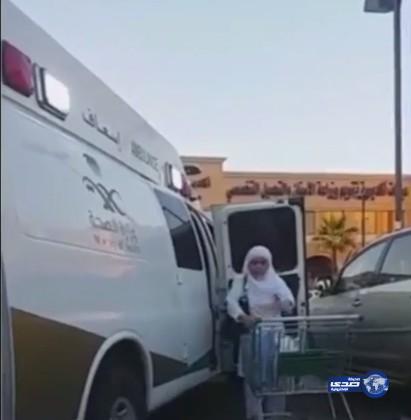 بالفيديو: سيارة إسعاف تنقل ممرضات لـ&#8221;التبضع من الأسواق&#8221;