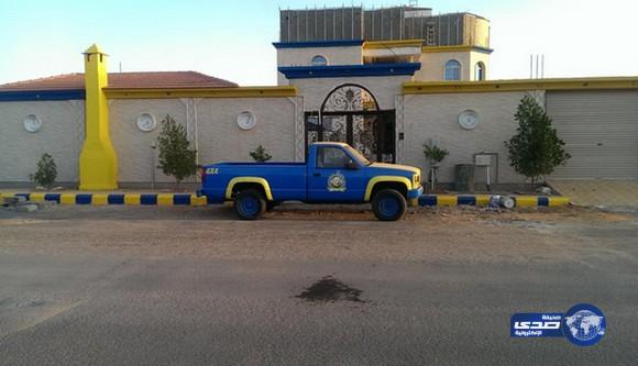 بالصور:مشجع نصراوي في تبوك يغير لون سيارته ويزين بيته بشعار فريقة