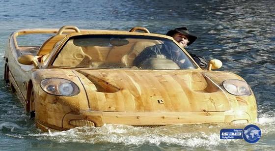 إيطالي يحول سيارته الفيراري إلى قارب للسير في شوارع البندقية