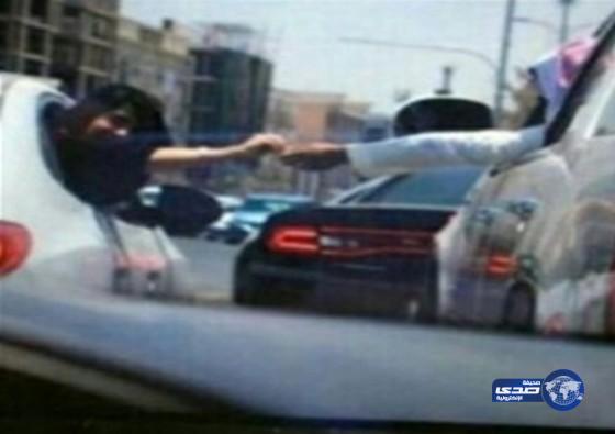 ماعندهم هيئة وقاعدين يرقمون في الشارع!