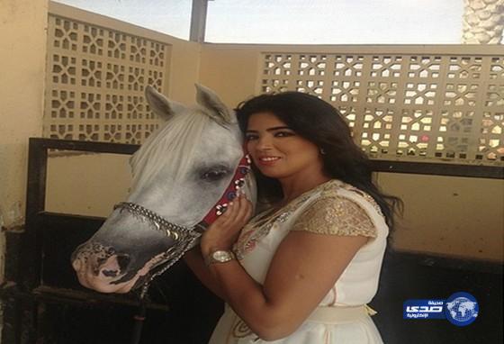 هند بومشمر تطقم مع الحصان