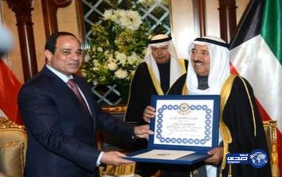 أمير الكويت يقلد الرئيس المصري قلادة مبارك الكبير