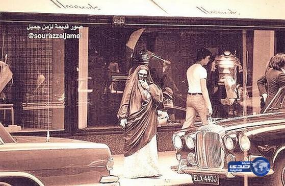 سيدة خليجية  أمام متجر هارودز في لندن في سنة 1975م