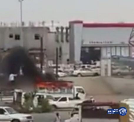 بالفيديو: يمني يرفض النزول من سيارته بعد اشتعال النار فيها بسوق صبيا